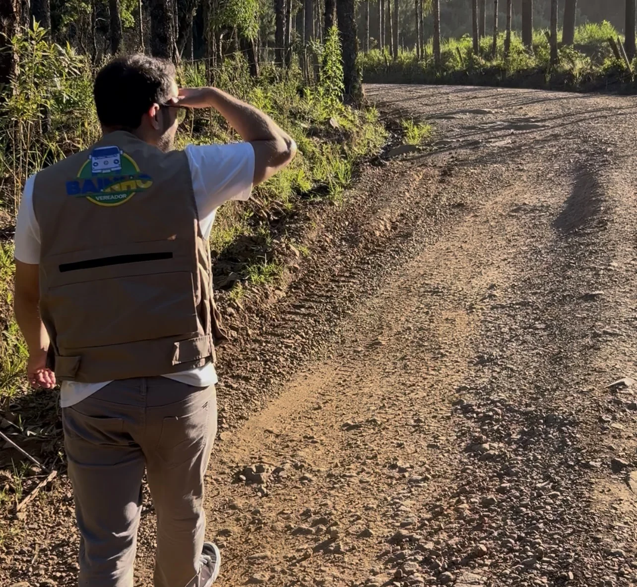 Bainho, de colete com a marca do mandato, vistoriando as condições de uma estrada de chão no interior de Caçador
