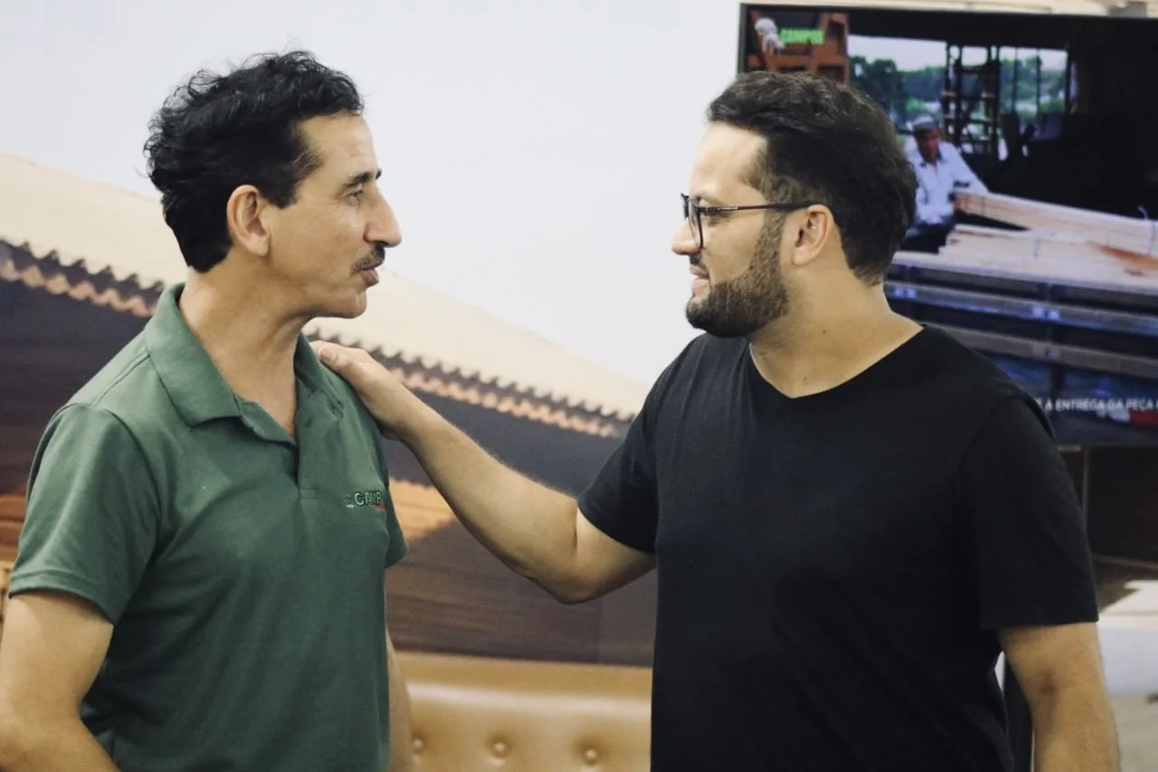 Bainho conversando com moradores durante visita a comunidade